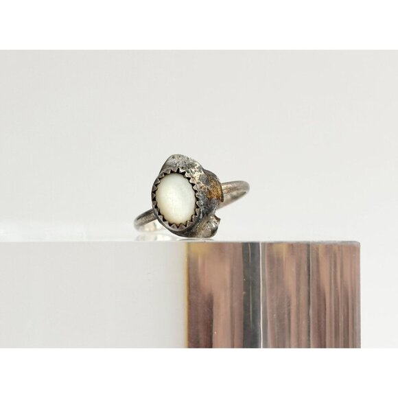 Mother of Pearl Silver Toned Vintage Southwest Style Ring - sz 4.5 - Picture 2 of 10